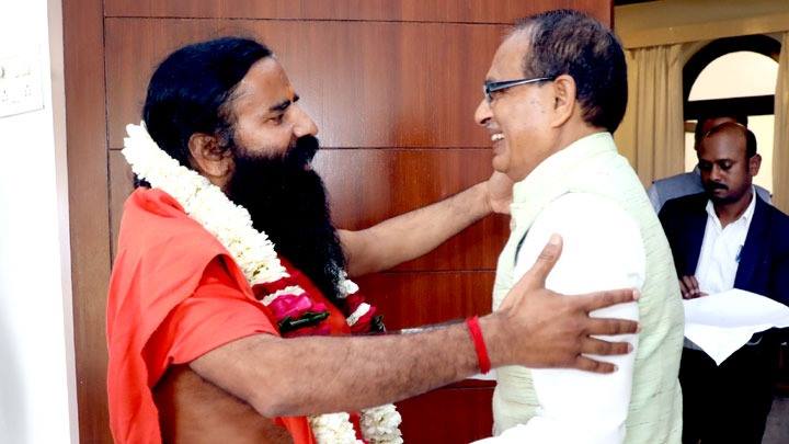 मुख्यमंत्री श्री चौहान से योग गुरू स्वामी रामदेव ने की सौजन्य भेंट
